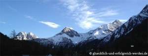 Glücklich und erfolgreich werden Längenfeld Ötztal Panorama Berge mit Schnee